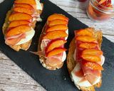 Foto del paso 6 de la receta: Bruschetta de mozzarella con jamón y albaricoques