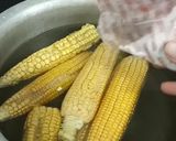A picture of step 1 of Simple boiled salted corn on the cob.