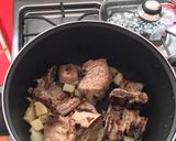 Foto del paso 3 de la receta: Costillas de cerdo en adobo con 🥔 y nopales