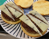 Foto del paso 7 de la receta: Burger con queso trufado, yema curada y mermelada de jalapeño