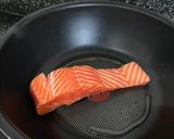 A picture of step 2 of Grilled salmon with garlic Eryngii mushroom.
