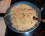 Φωτογραφία βήματος 15 της συνταγής Spaghetti aglio olio e pepperoncino. The Ultimate version!