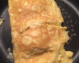 Foto del paso 3 de la receta: Bocadillo de tortilla francesa y queso!