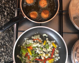 Foto del paso 2 de la receta: Albóndigas rellenas de queso con salsa de tomate 🥫