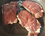 Foto del paso 2 de la receta: Bifes de entrecot con salsa de puerros