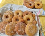 Foto del passaggio 9 della ricetta Ciambelline e bomboloni con lo zucchero