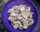 Foto langkah ke 1 dari resep Lempah Kuning Ayam Daun Kedondong.