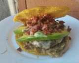 Foto del paso 14 de la receta: Hambur-arepa con aguacate🥙 cebolla caramelizada y mayomostaza ahumada🫓🍔