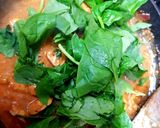 A picture of step 4 of My Sriracha Chicken with Spinach🤗 nom.
