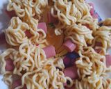 Foto langkah ke 3 dari resep Sosis gulung mie.