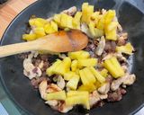 Une image de l'étape 9 de Poulet à l’ananas, oignon rouge, coriandre et cacahuètes.