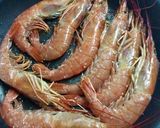 Foto del paso 1 de la receta Gambones al ajillo con gulas y cebolla 🦐🍽