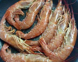 Foto del paso 1 de la receta: Gambones al ajillo con gulas y cebolla 🦐🍽