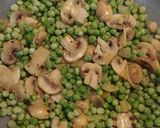 A picture of step 2 of Peas, mushrooms and pasta.
