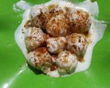 A picture of step 6 of Urad Dal ki curd pakodi chat.