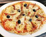 Foto del paso 4 de la receta: Pizza de Salmón, Gambas, tomate seco y aceitunas negras