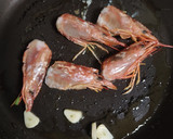 Foto del paso 2 de la receta: Lubina con gambas y almejas en salsa