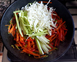 Foto del paso 4 de la receta: Camarones con vegetales salteados al wok. #paraprincipiantes