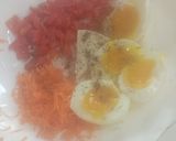 صورة لخطوة 1 من وصفة فكرة فطور صباح 🍞🥚🥕🍅