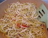 Foto langkah ke 4 dari resep Tumis Tauge Tahu Simpel.