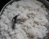 Foto langkah ke 2 dari resep Nasi lemak daun jeruk.