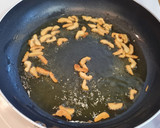 Foto del paso 3 de la receta: Salteado de pollo con pimientos del piquillo al ajillo