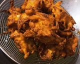 प्याज़ के कुरकुरे पकोड़े (pyaz ke kurkure pakode recipe in Hindi) रेसिपी चरण 6 फोटो