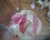 Foto langkah ke 2 dari resep Strawberry Milkshake.