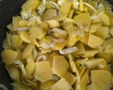 Foto del paso 3 de la receta: Tortilla de patatas con cebolla y pimientos verdes