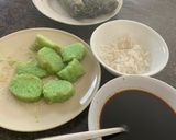 A picture of step 1 of Lupis (glutinous rice cake).