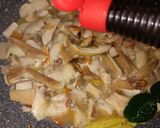 Foto langkah ke 3 dari resep Tumis Jamur Barat.