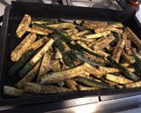 Une image de l'étape 6 de Frites de courgettes au four herbes de Provence basilic et parmesan.
