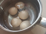 Ensalada de huevos de gallina Guinea