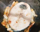 A picture of step 2 of Braised Tuna with Pineapple.
