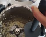 Foto del paso 2 de la receta: Salteado de setas con cebolla, pimientos rojos y jamón. Thermomix