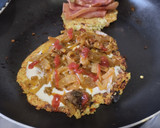 Foto del paso 4 de la receta: Torticas de coliflor a la pizza🍕de cebolla caramelizada🧅, queso crema🧀, tomate🍅