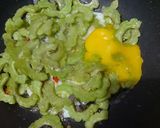 Foto langkah ke 3 dari resep Tumis Pare Telur.