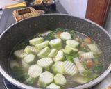 Foto langkah ke 3 dari resep Sup Sawi Oyong ala Fe.