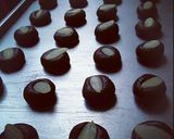 Foto langkah ke 4 dari resep Chocolate Almond Cookies.
