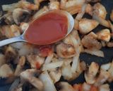 A picture of step 3 of Chilli Mushrooms & Bell Peppers 😁.