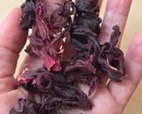 Foto del paso 1 de la receta: Infusión en frío de flor de hibiscus 🌺 Infusión helada de flor de Jamaica con chía, limón y sal 🌊