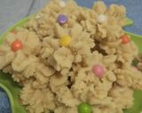 Foto langkah ke 5 dari resep Kue semprit mawar hemat bahan.