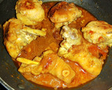 Foto del paso 5 de la receta: Muslo de pollo al ajillo con pasas y pasta de tomate
