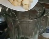 A picture of step 2 of Pista banana milkshake.