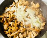 A picture of step 4 of Champignons in sour cream.
