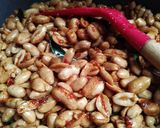Foto langkah ke 4 dari resep Kacang Thailand manis pedas daun jeruk.