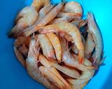 Foto del paso 1 de la receta: Sopa de mariscos y pescados congelados y gambas frescas