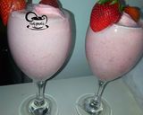 A picture of step 3 of Strawberry milkshake.