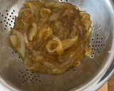 Foto del paso 3 de la receta: Hojaldre con cebolla caramelizada, queso de cabra y virutas de jamón
