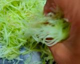A picture of step 1 of Kacha papaiya nu chhin / raw paw paw stir-fry.